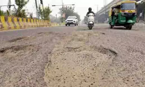 Ghaziabad: कौशांबी और महाराजपुर बॉर्डर की खराब सड़कों की मरम्मत का इंतजार Ghaziabad: कौशांबी और महाराजपुर बॉर्डर की खराब सड़कों की मरम्मत का इंतजार