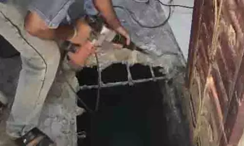 Noida: सेप्टिक टैंक में गिरने से दो भाइयों की मौत Noida: सेप्टिक टैंक में गिरने से दो भाइयों की मौत
