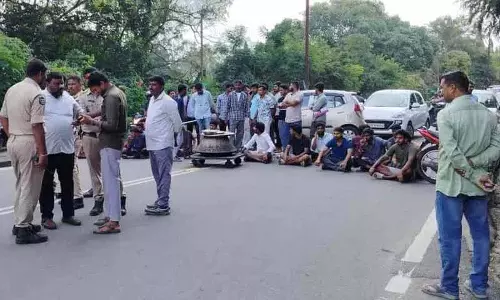 Osmania University के छात्रों ने घटिया भोजन का विरोध किया