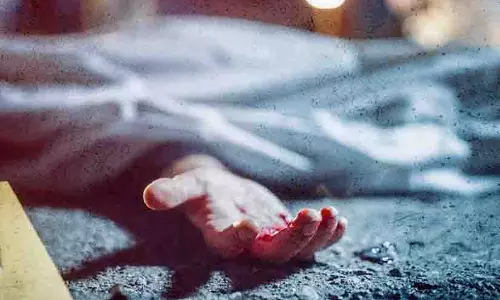 लिव-इन रिलेशनशिप में रह रहे जोड़े ने चौथी मंजिल से कूदकर आत्महत्या कर ली लिव-इन रिलेशनशिप में रह रहे जोड़े ने चौथी मंजिल से कूदकर आत्महत्या कर ली