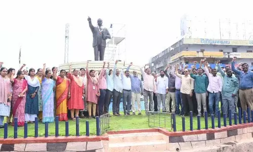 Mancherial: निजी डिग्री कॉलेज मालिक ने सरकार पर छात्रों के भविष्य से खिलवाड़ करने का आरोप लगाया