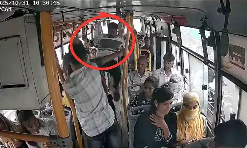 Jabalpur: बस में बहस के बाद यात्रियों ने कंडक्टर की पिटाई की Jabalpur: बस में बहस के बाद यात्रियों ने कंडक्टर की पिटाई की