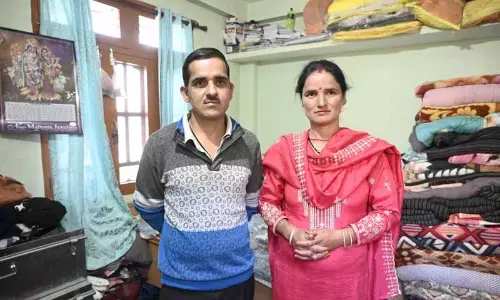 Seraj के बाढ़ प्रभावित परिवार अपने पैरों तले ज़मीन का इंतज़ार कर रहे