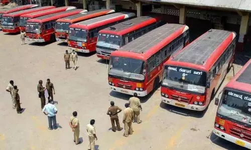 ट्रक से आमने-सामने की टक्कर में KSRTC बस चालक घायल