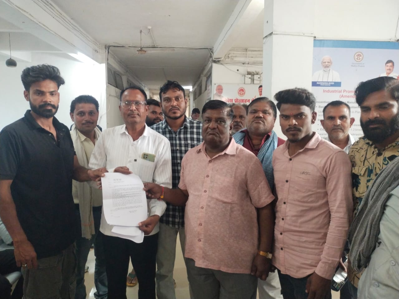 PDS दुकानों के डीलरों ने एकजुट होकर कलेक्टर को सौंपा ज्ञापन