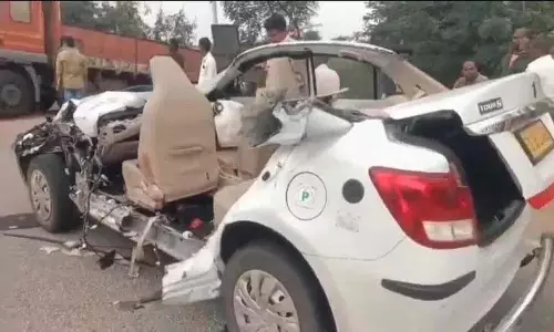 Nagarkurnool जिले के अचम्पेट में लॉरी ने कार को टक्कर मार दी Nagarkurnool जिले के अचम्पेट में लॉरी ने कार को टक्कर मार दी