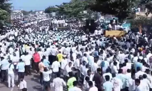 Karnataka के किसानों ने गन्ने की कीमतों को लेकर विरोध प्रदर्शन किया