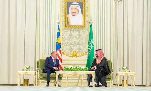 Saudi क्राउन प्रिंस ने मलेशिया के किंग के साथ द्विपक्षीय सहयोग बढ़ाने पर चर्चा की