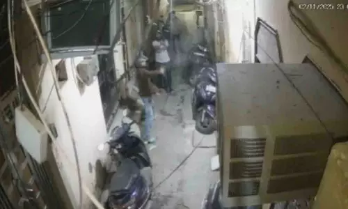 Delhi: बिहारी कॉलोनी में 3 नकाबपोशों ने की गोलीबारी Delhi: बिहारी कॉलोनी में 3 नकाबपोशों ने की गोलीबारी