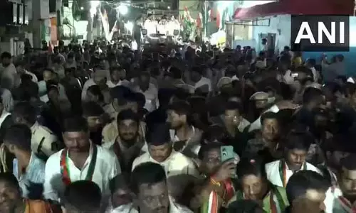 तेलंगाना CM रेवंत रेड्डी ने रहमत नगर में किया रोड शो तेलंगाना CM रेवंत रेड्डी ने रहमत नगर में किया रोड शो