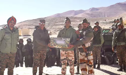 सीमा पर GOC हितेश भल्ला का दौरा, जवानों की तैयारी से संतुष्ट सीमा पर GOC हितेश भल्ला का दौरा, जवानों की तैयारी से संतुष्ट