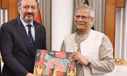 यूनुस ने तुर्की को Greater Bangladesh कलाकृति उपहार में दी यूनुस ने तुर्की को Greater Bangladesh कलाकृति उपहार में दी