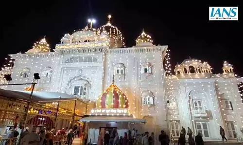 गुरु नानक जयंती की पूर्व संध्या पर जगमगाया बंगला साहिब गुरुद्वारा, श्रद्धालुओं का लगा तांता