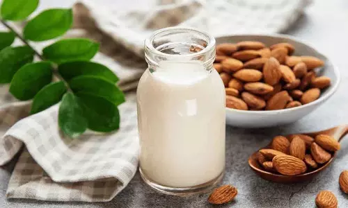 रात को सोने से पहले बादाम खाकर दूध पिएं.. बहुत फायदे