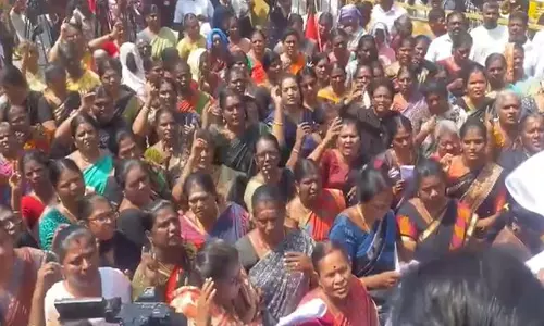 तमिलनाडु: AIADMK महिला विंग ने कथित कोयंबटूर सामूहिक बलात्कार मामले में विरोध प्रदर्शन किया तमिलनाडु: AIADMK महिला विंग ने कथित कोयंबटूर सामूहिक बलात्कार मामले में विरोध प्रदर्शन किया