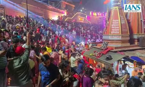 देव दीपावली पर हजारों दीपों से नहाई गंगा घाट की पावन धारा