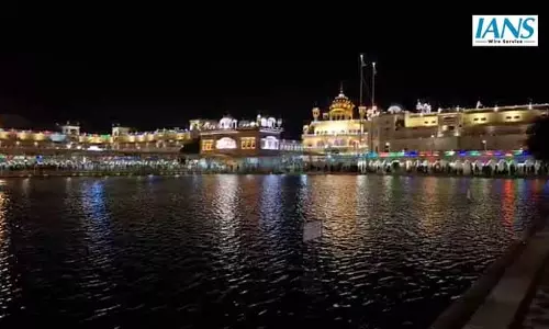 गुरु नानक जयंती की पूर्व संध्या पर स्वर्ण मंदिर रोशनी से नहाया, अमृतसर में श्रद्धा का माहौल गुरु नानक जयंती की पूर्व संध्या पर स्वर्ण मंदिर रोशनी से नहाया, अमृतसर में श्रद्धा का माहौल