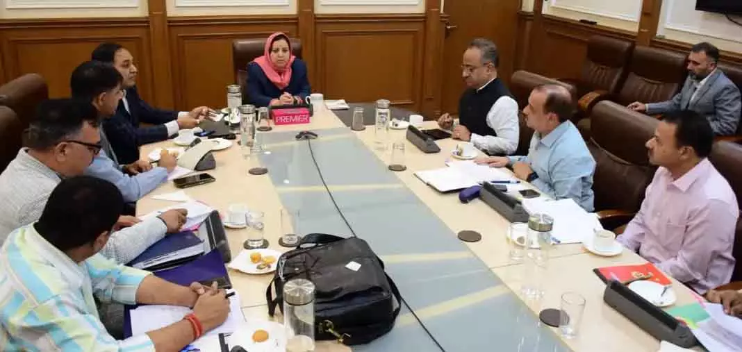 सकीना ने Jammu में स्कूल शिक्षा विभाग के कामकाज की समीक्षा की सकीना ने Jammu में स्कूल शिक्षा विभाग के कामकाज की समीक्षा की
