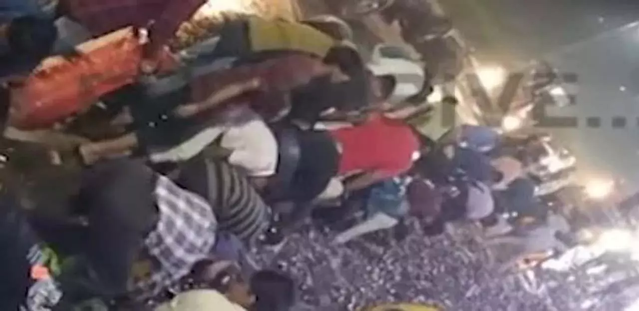 Odisha : मयूरभंज में पिकअप वैन पलटने से मछलियों की सामूहिक लूट की खबर वायरल Odisha : मयूरभंज में पिकअप वैन पलटने से मछलियों की सामूहिक लूट की खबर वायरल