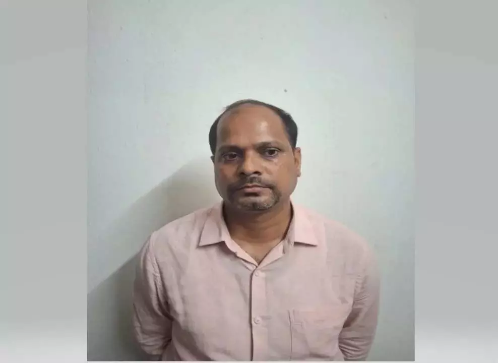 Odisha : रेवेन्यू इंस्पेक्टर को 60,000 रुपये की रिश्वत लेते हुए रंगे हाथों पकड़ा गया Odisha : रेवेन्यू इंस्पेक्टर को 60,000 रुपये की रिश्वत लेते हुए रंगे हाथों पकड़ा गया