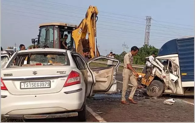 भालकी के पास जानलेवा हादसा: गंगापुरा मंदिर से लौट रहे लोगों की मौत भालकी के पास जानलेवा हादसा: गंगापुरा मंदिर से लौट रहे लोगों की मौत