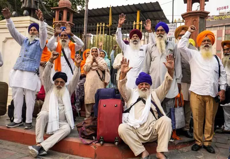 Guru Nanak Dev की जयंती से संबंधित कार्यक्रमों में भाग लेने के लिए भारतीय सिख पाकिस्तान पहुंचे Guru Nanak Dev की जयंती से संबंधित कार्यक्रमों में भाग लेने के लिए भारतीय सिख पाकिस्तान पहुंचे