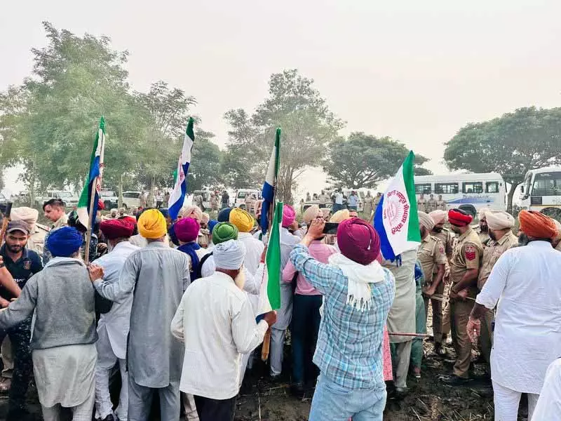 Punjab: किसानों ने मान के रोड शो में बाधा डाली Punjab: किसानों ने मान के रोड शो में बाधा डाली