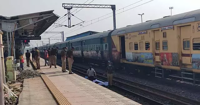 UP : ट्रैक पार करते समय ट्रेन की चपेट में आने से छह महिलाओं की मौत UP : ट्रैक पार करते समय ट्रेन की चपेट में आने से छह महिलाओं की मौत