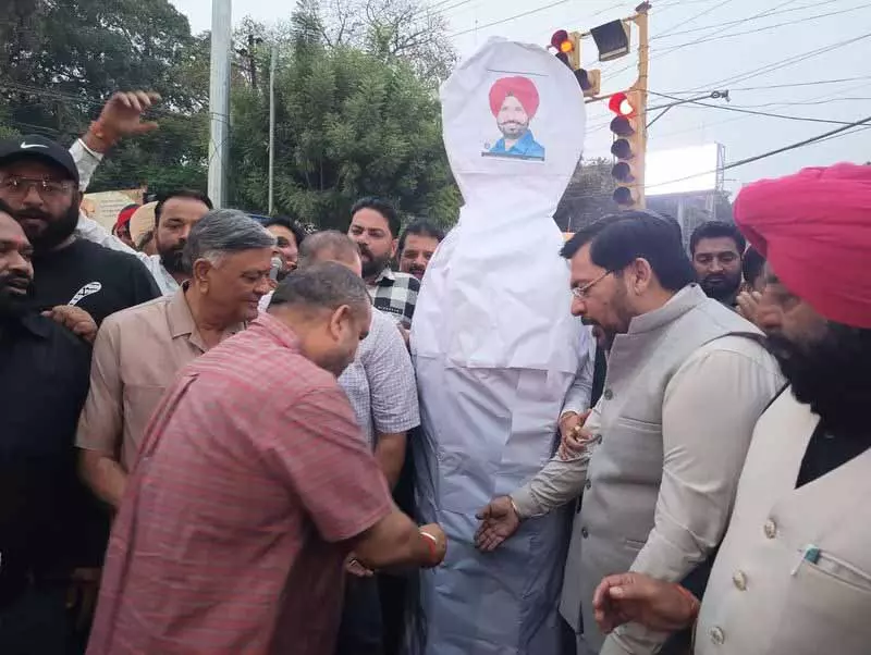 पूर्व गृह मंत्री Buta Singh पर वारिंग की टिप्पणी पर विरोध प्रदर्शन जारी पूर्व गृह मंत्री Buta Singh पर वारिंग की टिप्पणी पर विरोध प्रदर्शन जारी