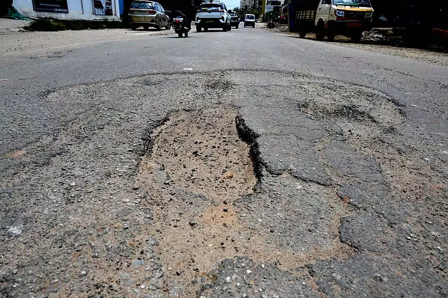 सड़क पर गड्ढे, कचरे की समस्या: बीजेपी प्रतिनिधियों ने सरकार के खिलाफ अभियान चलाया सड़क पर गड्ढे, कचरे की समस्या: बीजेपी प्रतिनिधियों ने सरकार के खिलाफ अभियान चलाया