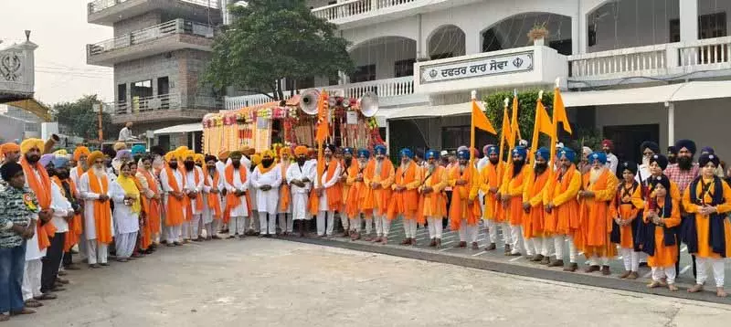 Guruparva के उपलक्ष्य में श्रद्धालुओं ने साहनेवाल में निकाली भव्य शोभायात्रा Guruparva के उपलक्ष्य में श्रद्धालुओं ने साहनेवाल में निकाली भव्य शोभायात्रा