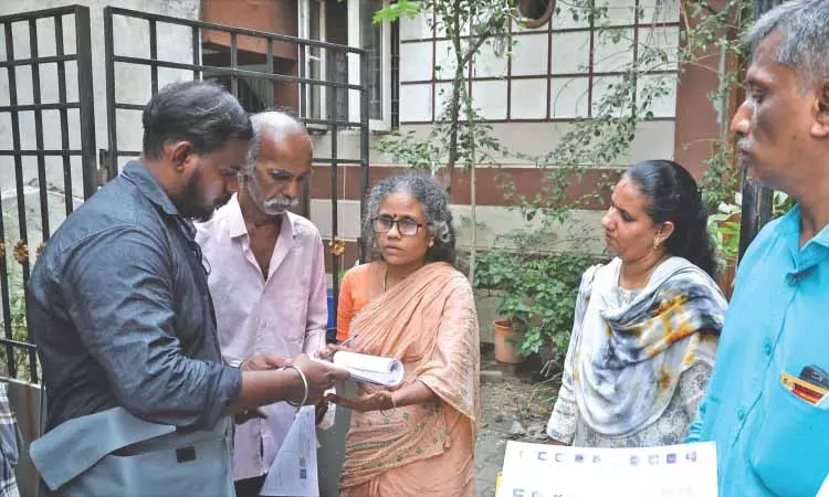 बारिश और सामग्री की देरी से शहर के कुछ हिस्सों में SIR अभियान में देरी बारिश और सामग्री की देरी से शहर के कुछ हिस्सों में SIR अभियान में देरी