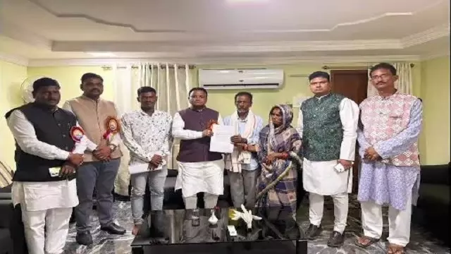 सूडान में बंधक बनाए गए ओडिया व्यक्ति के माता-पिता ने CM से मुलाकात की, बचाव का आग्रह किया सूडान में बंधक बनाए गए ओडिया व्यक्ति के माता-पिता ने CM से मुलाकात की, बचाव का आग्रह किया