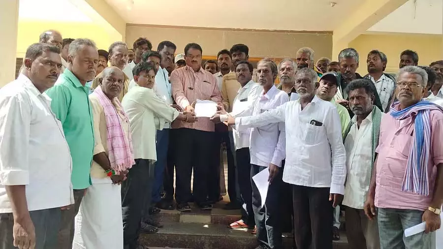 Chikkaballapur : अगर BPL कार्ड कैंसिल हुआ तो विरोध प्रदर्शन करेंगे Chikkaballapur : अगर BPL कार्ड कैंसिल हुआ तो विरोध प्रदर्शन करेंगे