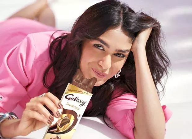 मृणाल ठाकुर Galaxy Chocolate की नई ब्रांड एंबेसडर बनीं मृणाल ठाकुर Galaxy Chocolate की नई ब्रांड एंबेसडर बनीं