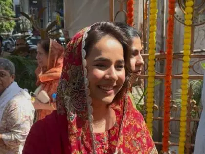 पंजाबी पॉप आइकन सुनंदा शर्मा मुंबई में गुरुनानक जयंती मनाते हुए देखी गईं पंजाबी पॉप आइकन सुनंदा शर्मा मुंबई में गुरुनानक जयंती मनाते हुए देखी गईं