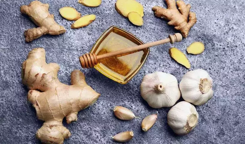 हमारे किचन में मौजूद ये खाद्य पदार्थ प्राकृतिक एंटी-इंफेक्टिव की तरह काम करते हैं, इन्हें रोज़ाना लें हमारे किचन में मौजूद ये खाद्य पदार्थ प्राकृतिक एंटी-इंफेक्टिव की तरह काम करते हैं, इन्हें रोज़ाना लें