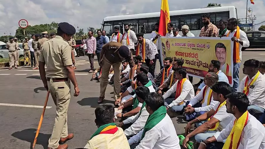 किसानों के संघर्ष को समर्थन: करावे कार्यकर्ताओं को पुलिस हिरासत में लिया किसानों के संघर्ष को समर्थन: करावे कार्यकर्ताओं को पुलिस हिरासत में लिया