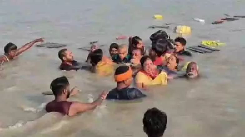 Deoria में नाव पलटने से कई श्रद्धालुओं को बचाया गया Deoria में नाव पलटने से कई श्रद्धालुओं को बचाया गया