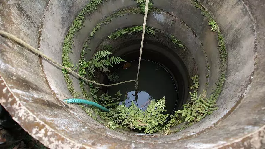 Kerala : एक महिला को दो महीने के बच्चे को कुएं में फेंकने के आरोप में गिरफ्तार किया Kerala : एक महिला को दो महीने के बच्चे को कुएं में फेंकने के आरोप में गिरफ्तार किया