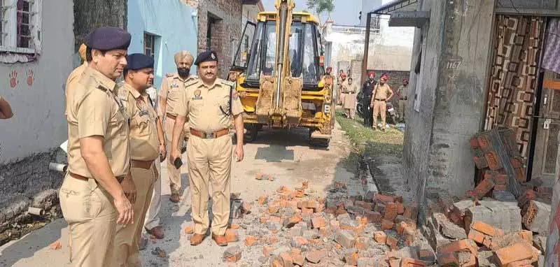 Ludhiana: फेरीवाले द्वारा निर्मित अवैध संरचना ध्वस्त Ludhiana: फेरीवाले द्वारा निर्मित अवैध संरचना ध्वस्त