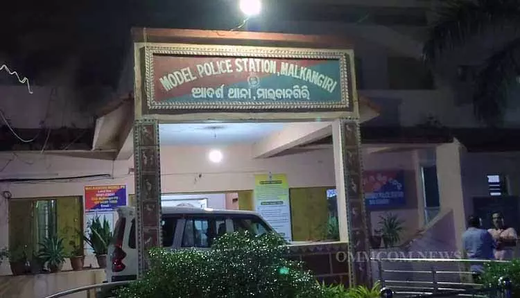 Malkangiri में नशीला पेय पिलाकर नाबालिग लड़की से बलात्कार, युवक हिरासत में Malkangiri में नशीला पेय पिलाकर नाबालिग लड़की से बलात्कार, युवक हिरासत में