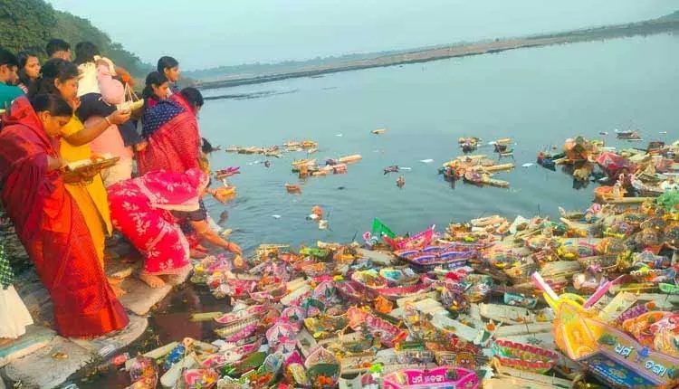 कार्तिक पूर्णिमा पर बोइता बंदना उत्सव के साथ Odisha जीवंत हो उठा कार्तिक पूर्णिमा पर बोइता बंदना उत्सव के साथ Odisha जीवंत हो उठा