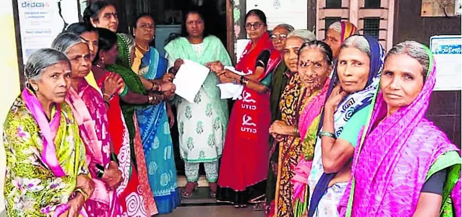 Karnataka : रिटायर्ड आंगनवाड़ी वर्कर्स ने सरकार से ग्रेच्युटी की रकम देने की अपील की Karnataka : रिटायर्ड आंगनवाड़ी वर्कर्स ने सरकार से ग्रेच्युटी की रकम देने की अपील की