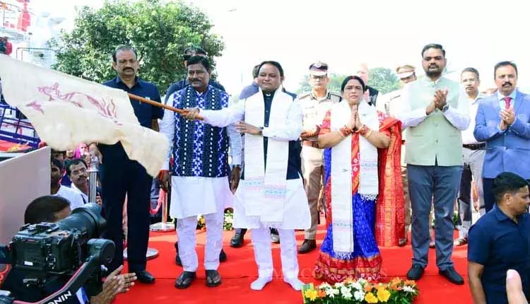 CM Majhi ने ओडिशा की समुद्री विरासत पर प्रकाश डाला, पारादीप बंदरगाह के लिए बड़ी योजनाओं की घोषणा की CM Majhi ने ओडिशा की समुद्री विरासत पर प्रकाश डाला, पारादीप बंदरगाह के लिए बड़ी योजनाओं की घोषणा की