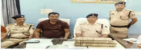 ग्रामीण के घर से 32 लाख रुपए की राशि बरामद, जांच में जुटी पुलिस ग्रामीण के घर से 32 लाख रुपए की राशि बरामद, जांच में जुटी पुलिस