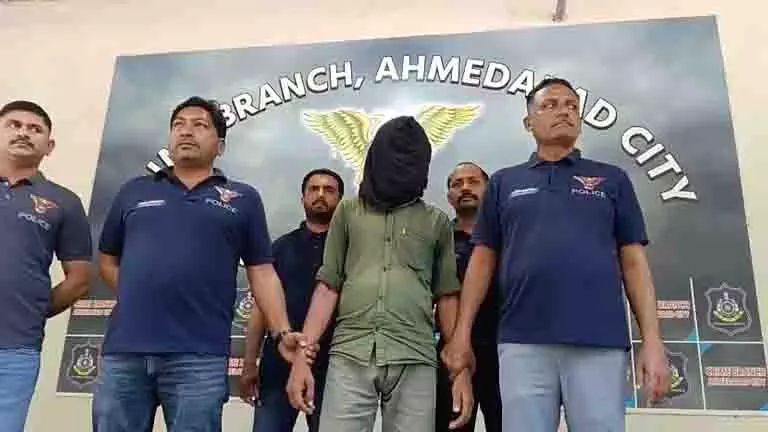 Gujarat: रसोई के नीचे मिला लापता व्यक्ति का कंकाल, पत्नी और प्रेमी हिरासत में Gujarat: रसोई के नीचे मिला लापता व्यक्ति का कंकाल, पत्नी और प्रेमी हिरासत में