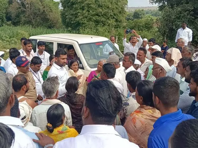 बारिश से हुए नुकसान को लेकर किसानों ने Beed जिला कलेक्टर के खिलाफ किया प्रदर्शन बारिश से हुए नुकसान को लेकर किसानों ने Beed जिला कलेक्टर के खिलाफ किया प्रदर्शन