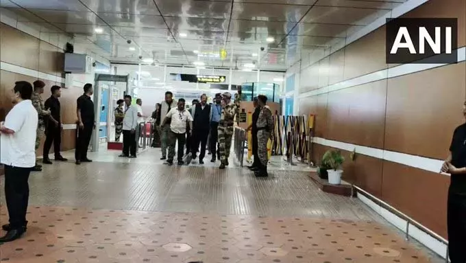 चुनाव आयोग की टीम दार्जिलिंग पहुंची, सीमावर्ती जिलों कूचबिहार, अलीपुरद्वार और जलपाईगुड़ी का करेगी दौरा चुनाव आयोग की टीम दार्जिलिंग पहुंची, सीमावर्ती जिलों कूचबिहार, अलीपुरद्वार और जलपाईगुड़ी का करेगी दौरा