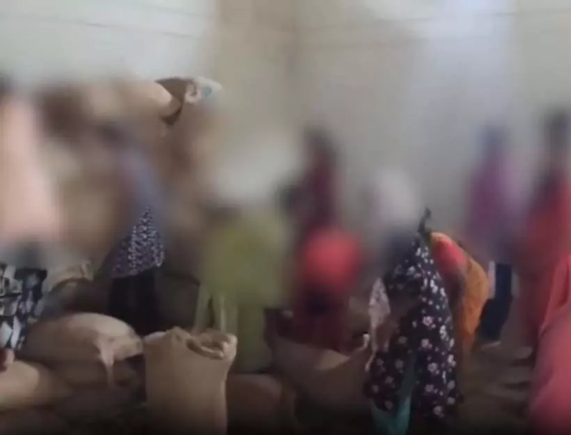 छात्रावास अधीक्षिका की लापरवाही उजागर, छात्राओं से राशन दुकान में कराई हमाली छात्रावास अधीक्षिका की लापरवाही उजागर, छात्राओं से राशन दुकान में कराई हमाली